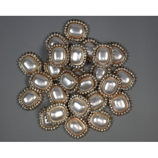 Medalie cu pietre 2,4x2,7cm alb