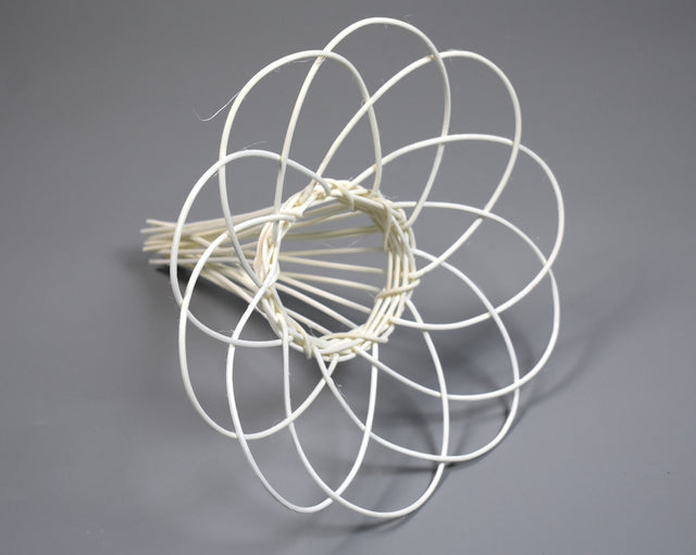 Image for Suport buchet ratan forma floare 20cm alb