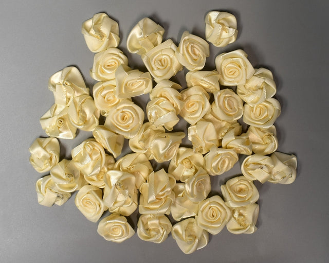 Cap trandafir saten 3cm 50buc/pachet crem