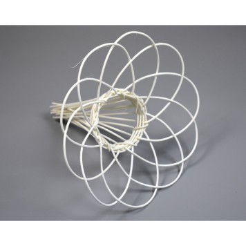 Suport buchet ratan forma floare 25cm alb